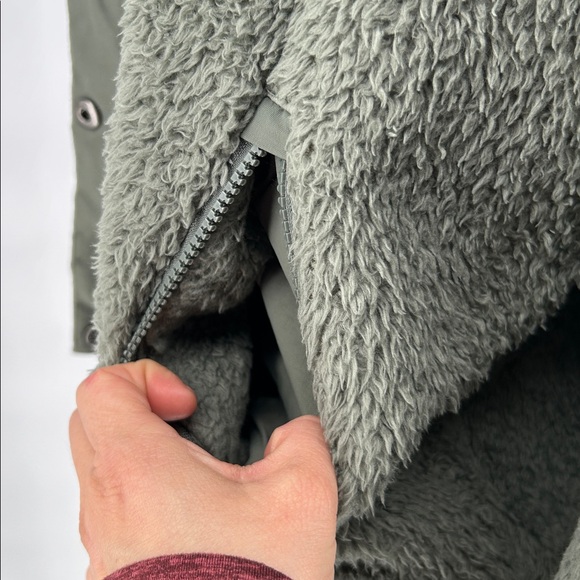Vuori Women's Cozy Sherpa Jacket Green Fleece Jacket Olive Green Size Large - Picture 13 of 13
